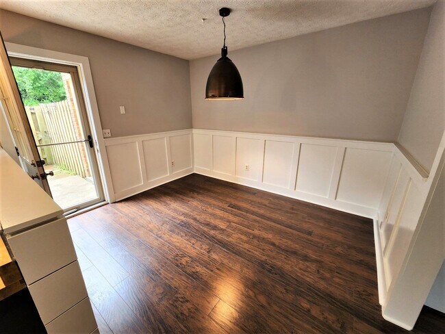 Building Photo - COMING SOON... Beautiful 2BR/1.5BA Townhouse in Hermitage Meadows!