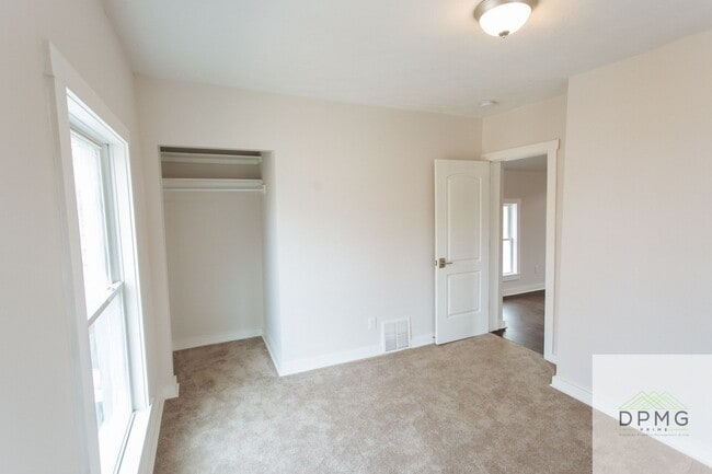Building Photo - 322 E Hillsdale St