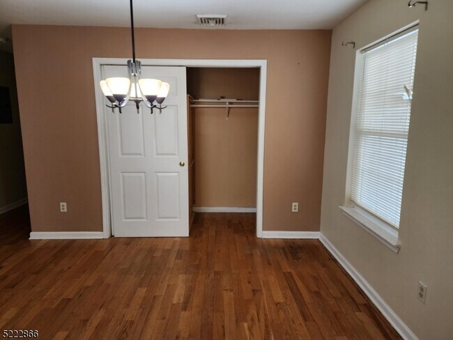 Building Photo - 313 S 6th St