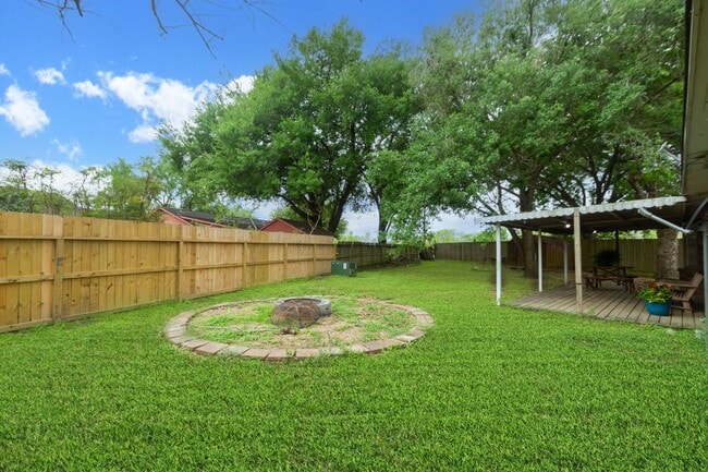 Building Photo - 5704 Leggett Ln