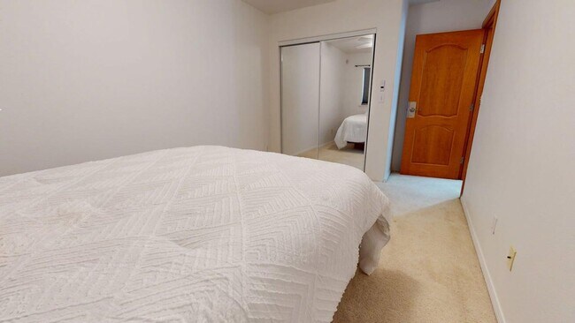 Building Photo - 4 Bedroom 2.5 Bath, 2 Car garage, Solar pa...