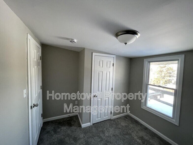 Building Photo - 663 E Market St