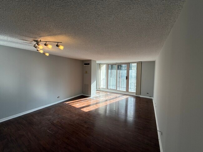 Building Photo - 200 N Dearborn St