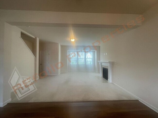 Building Photo - Luxury 3 Story 4 BD/3.5 Bath Townhome @ Sm...