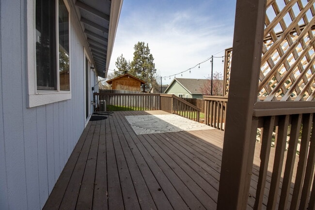 Building Photo - MOVE IN SPECIAL IF YOU SIGN LEASE BY 4/15/2026!!!!!!! Newly Updated 3/2 Home in SW Redmond