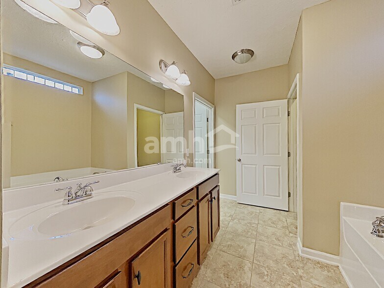 Building Photo - 533 Callie Ave