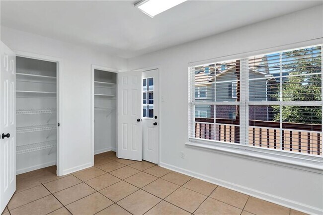 Building Photo - 2916 Jean Lafitte Pkwy