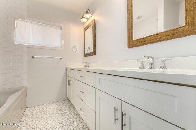 Building Photo - 4128 N 46th Pl