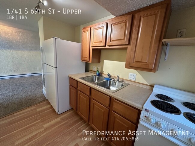 Building Photo - Cozy 1br Upper Unit in West Allis