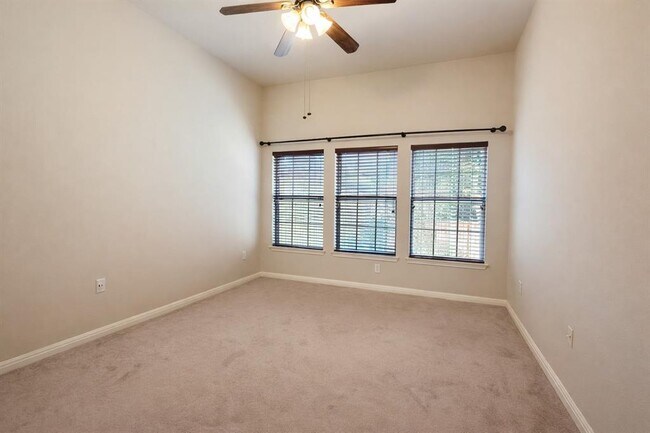 Building Photo - 5515 Davis Ln