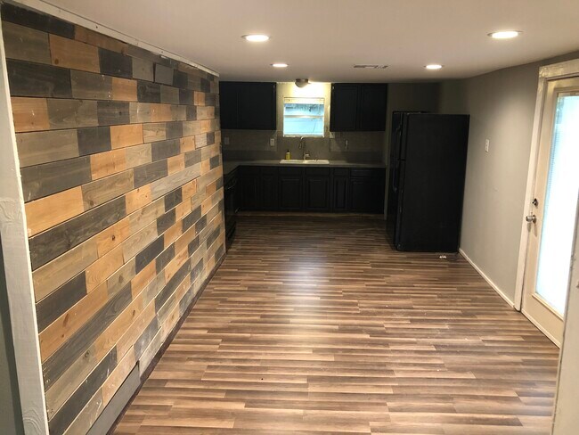 Building Photo - 402 E Walnut St