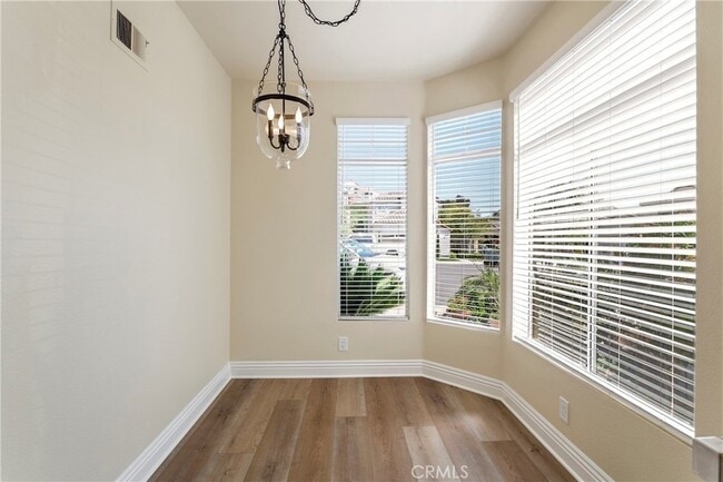 Building Photo - 11 Reina