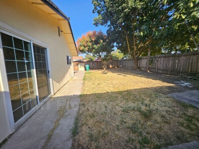 Building Photo - 760 Castle Oaks Dr