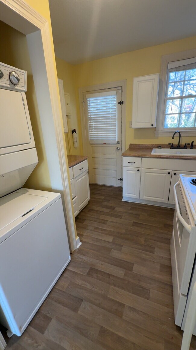 Building Photo - Belhaven apartment for $1295 with washer/ dryer and water included!!