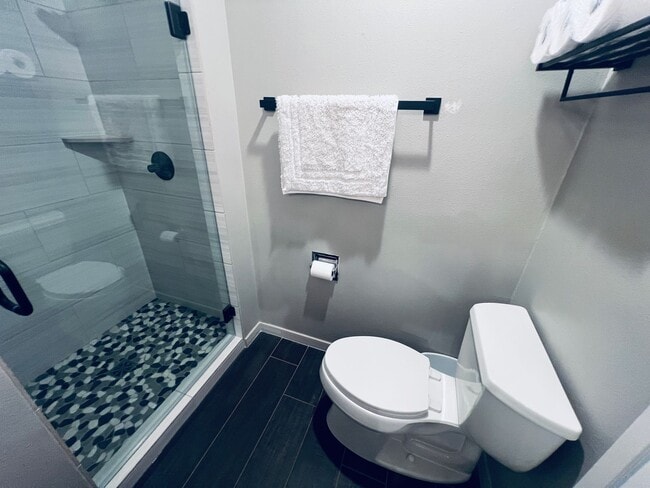 Building Photo - 2 bedroom, 2 bath short term 3-6 month ren...