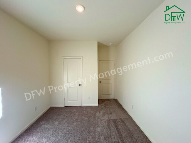 Building Photo - Spacious 5-Bedroom Home with Modern Upgrad...