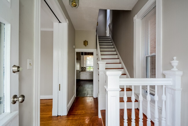 Building Photo - Fantastic 3bd/2ba home! Coming soon!