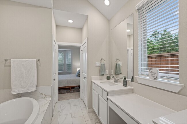Building Photo - 8145 Overland Grv