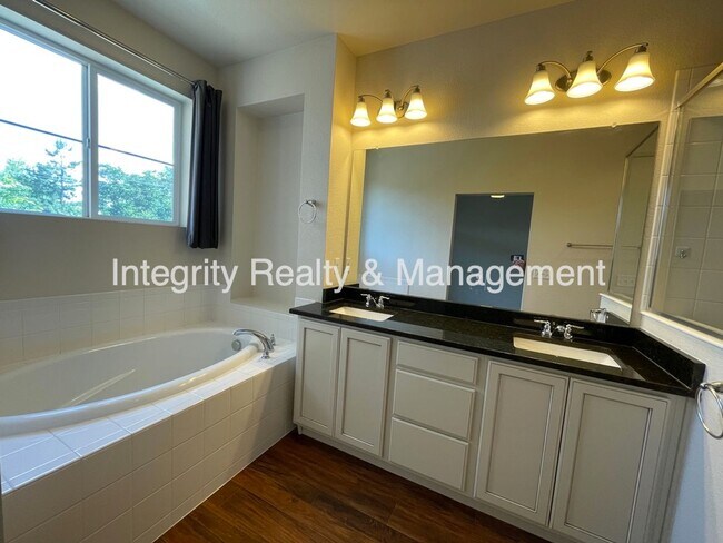 Building Photo - 598 E Dry Creek Pl