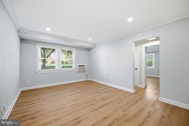 Building Photo - 906 S Washington St
