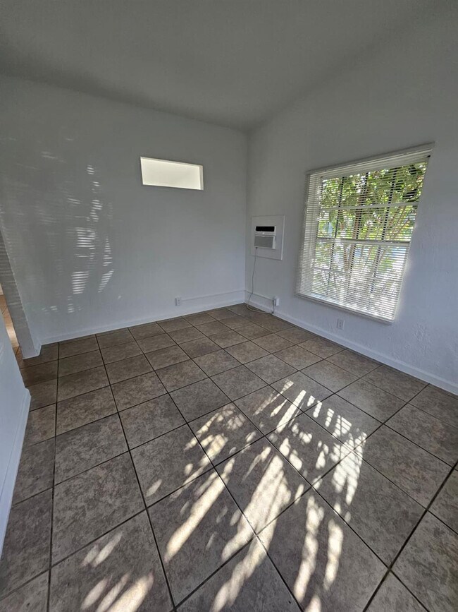 Building Photo - 1100 NE 12th Ave