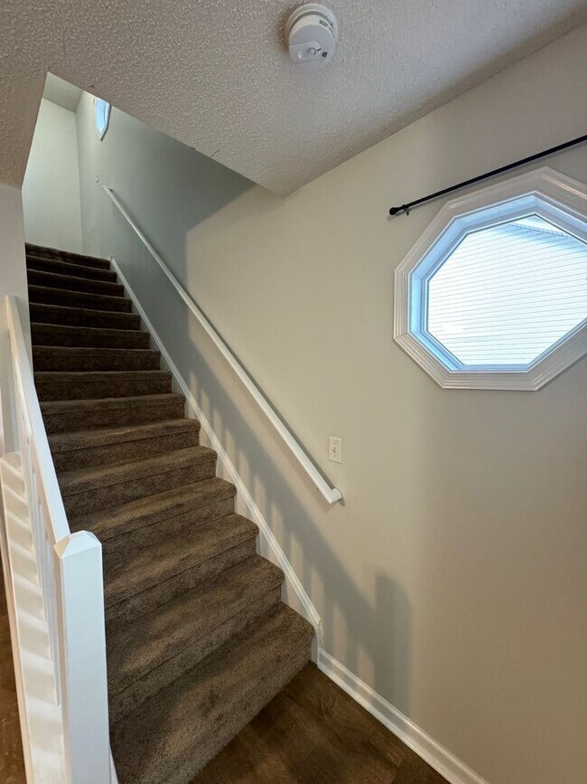 Building Photo - Spacious Home with Three Private Suites