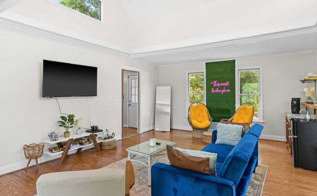Building Photo - UNFURNISHED - 2 Bed 2 Bath + HUGE BONUS in a wooded oasis - NO HOA - off Middle Sound Loop