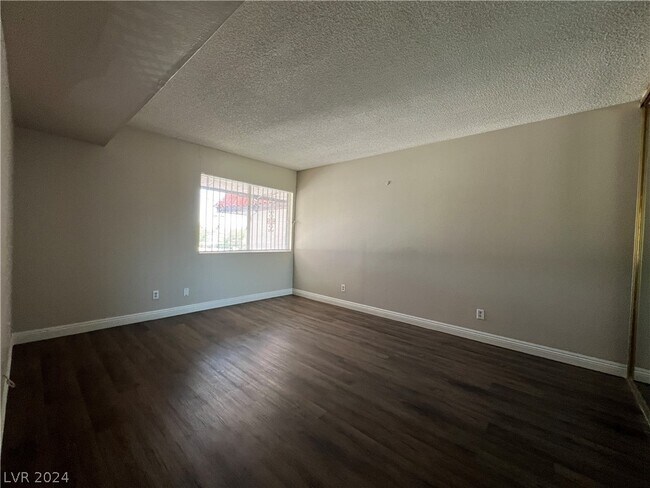 Building Photo - 1390 E Vegas Valley Dr