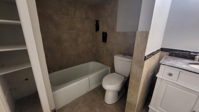 Building Photo - 5195 Wren Cove