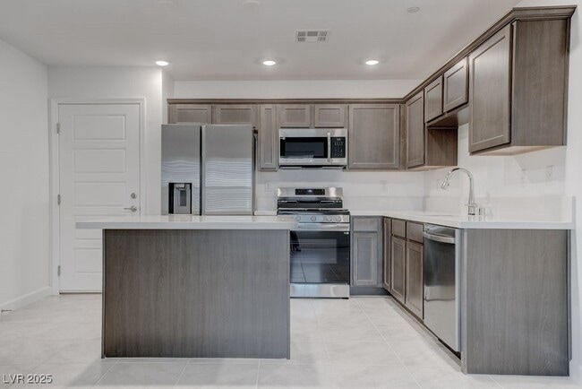 Building Photo - 933 Watford Pl