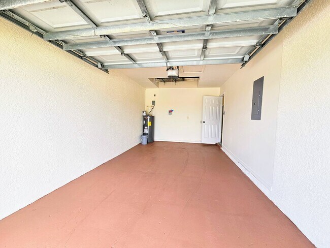 Building Photo - Great 3-bedrooms, 2 baths duplex with new ...