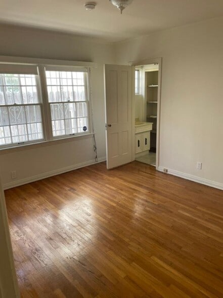 Building Photo - 1255 Devon Ave