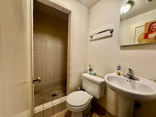 Building Photo - Frame House Duplex