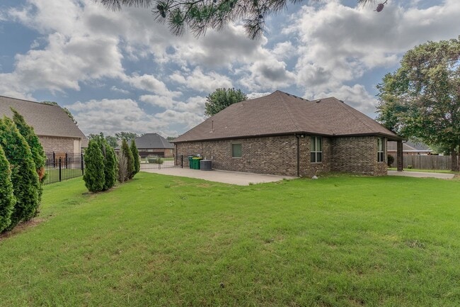 Building Photo - 4 BR Farmington Home!