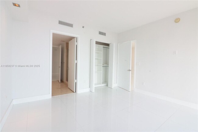 Building Photo - 495 Brickell Ave
