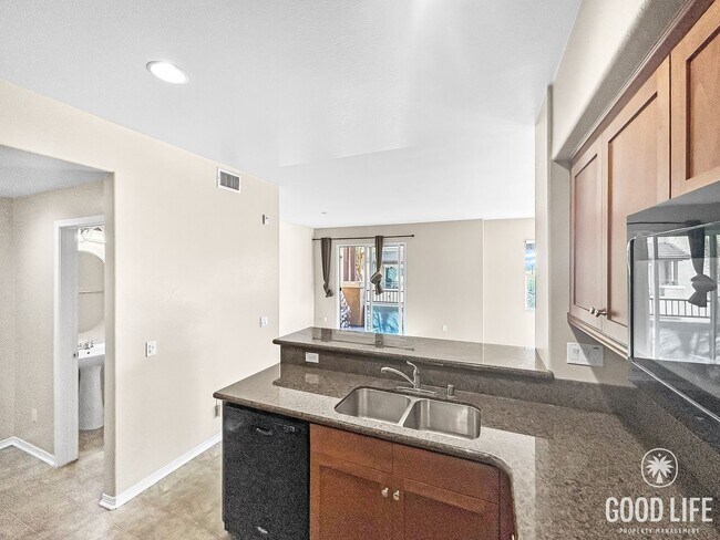 Building Photo - Spacious 2B/3BA + Den Townhouse in El Cerr...