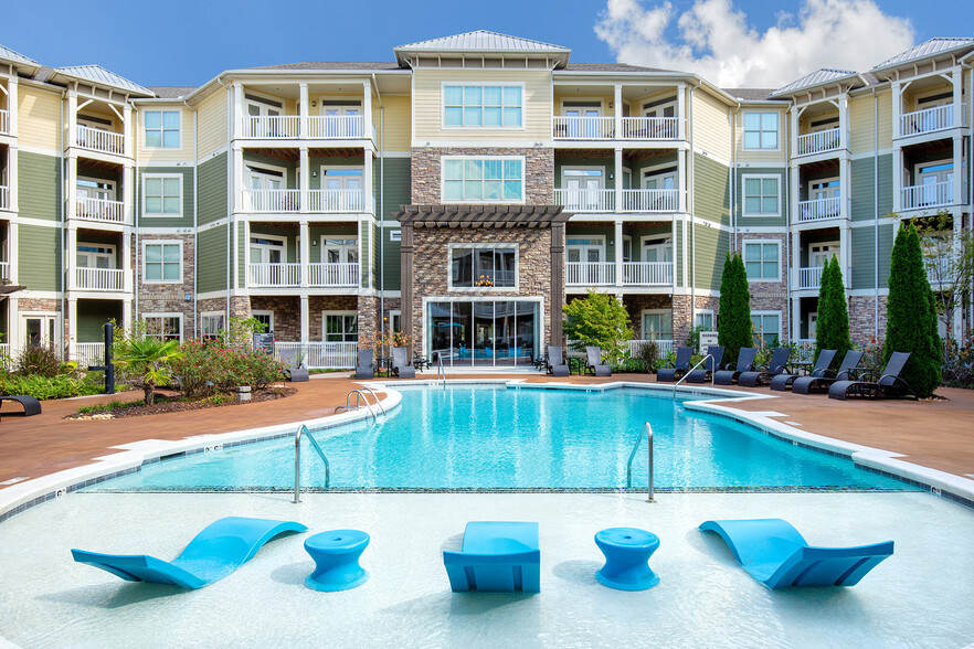 Resort-style saltwater pool with aqua deck - Parc at Grandview