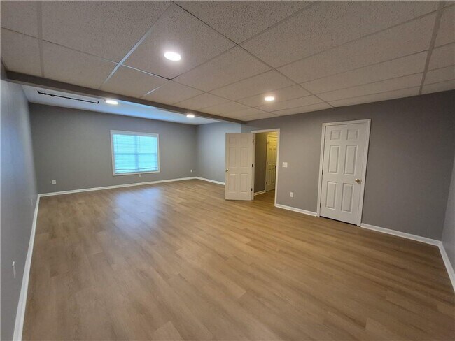 Building Photo - 2064 Queensbury Dr