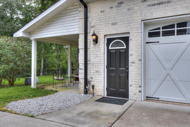 Building Photo - 651 Oak Meadow Ln