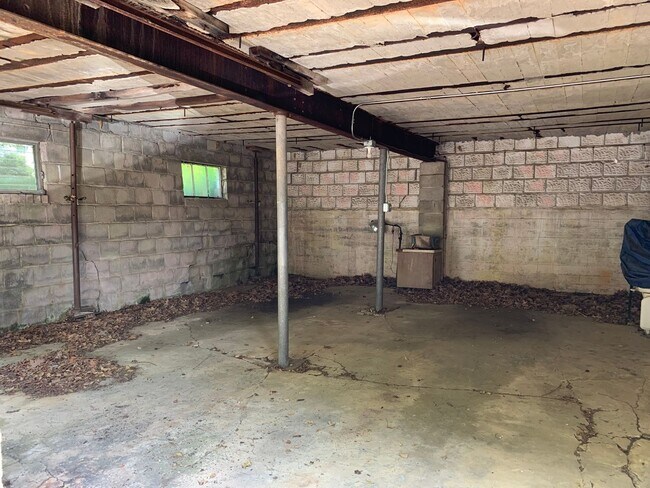 Building Photo - 2027 Lincoln Way E