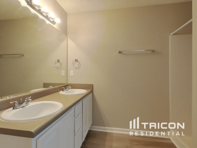 Building Photo - 581 Meadow Spring Dr