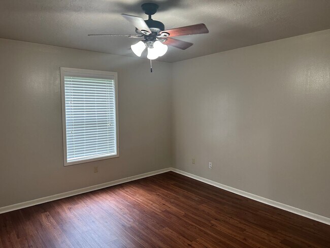 Building Photo - College Station - 3 Bedroom - 2 Bath - 2 vehicle car - Fenced in back yard - House.