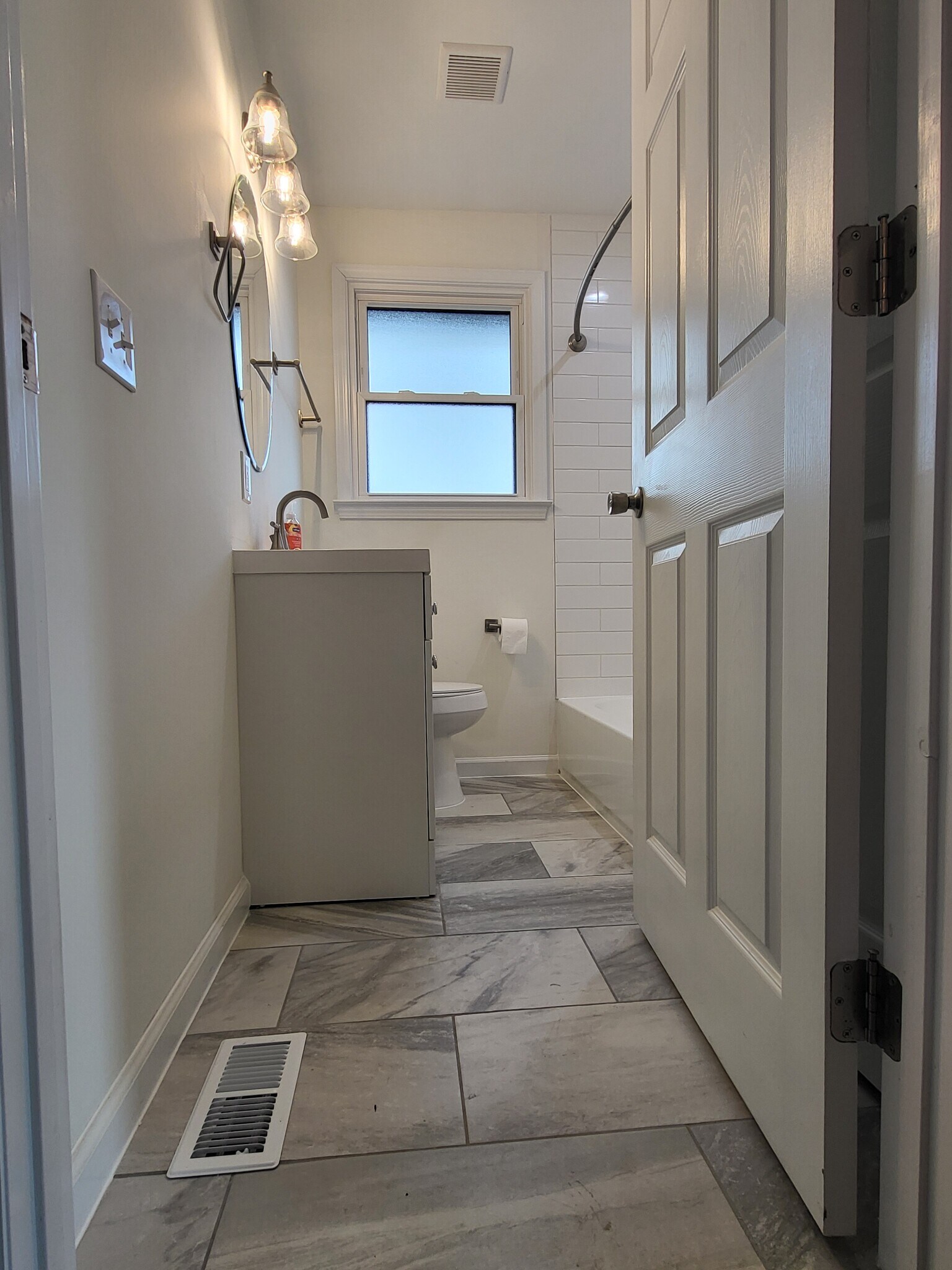 Hall bath - 1512A Sweetbriar Ave