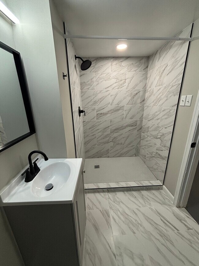 Building Photo - 3 Bedroom 2 Bathrooms, 21213
