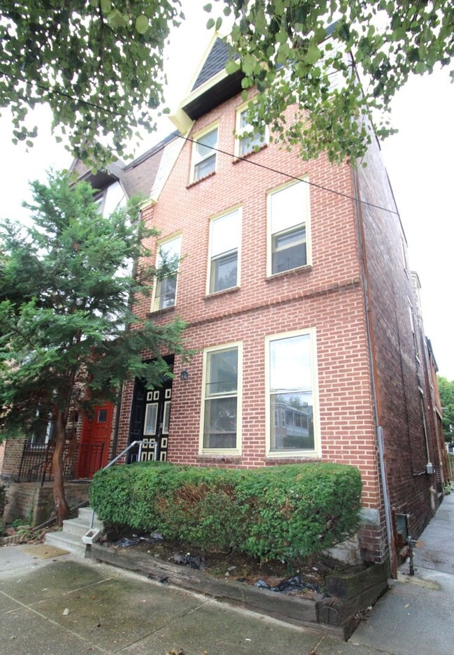 Building Photo - 1616 Green St
