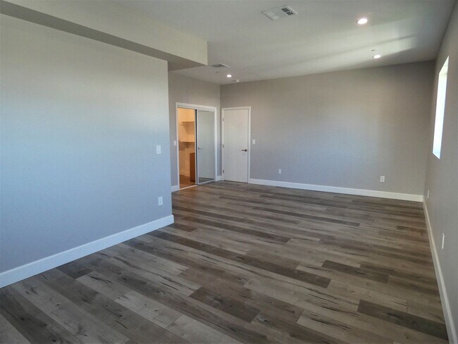 Building Photo - 1628 S La Brea Ave