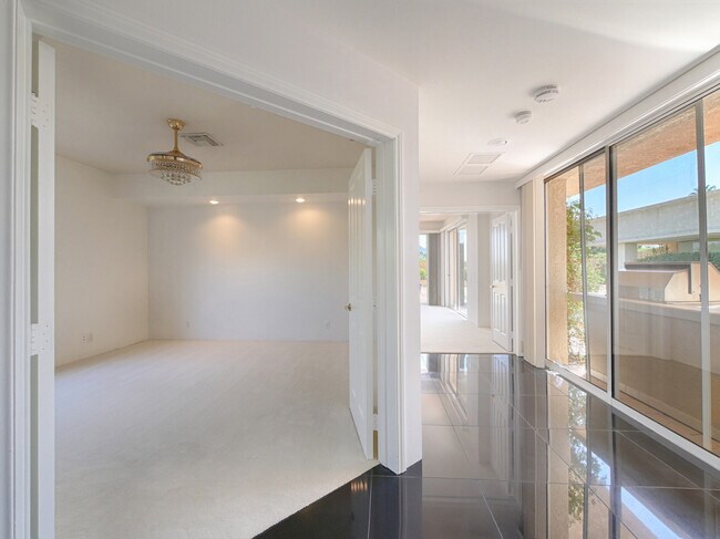 Building Photo - 48600 Shady View Dr