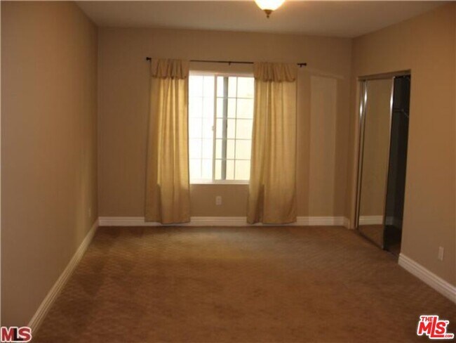 Building Photo - 1135 Rexford Dr