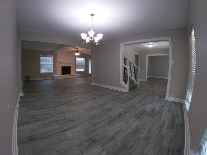 Building Photo - 2614 N Woodloch St