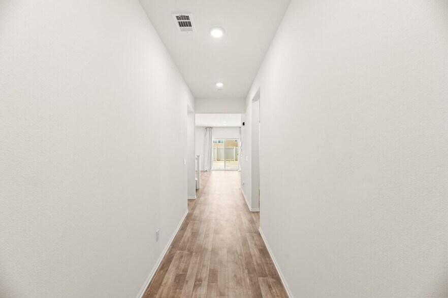 Building Photo - 28357 Cats Claw Dr